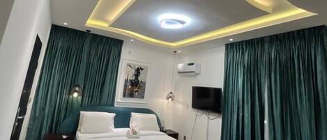 Gallery Room | 1 bedroom, soundproofing, free WiFi