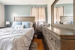 3 dormitorios y tabla de planchar con plancha