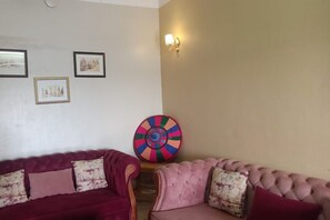 Flat-screen TV - tut amun guest house (Abu Simbel)