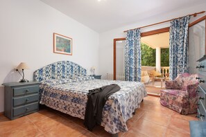 4 chambres, fer et planche à repasser, accès au Wi-Fi (inclus)