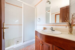 Douche, serviettes fournies