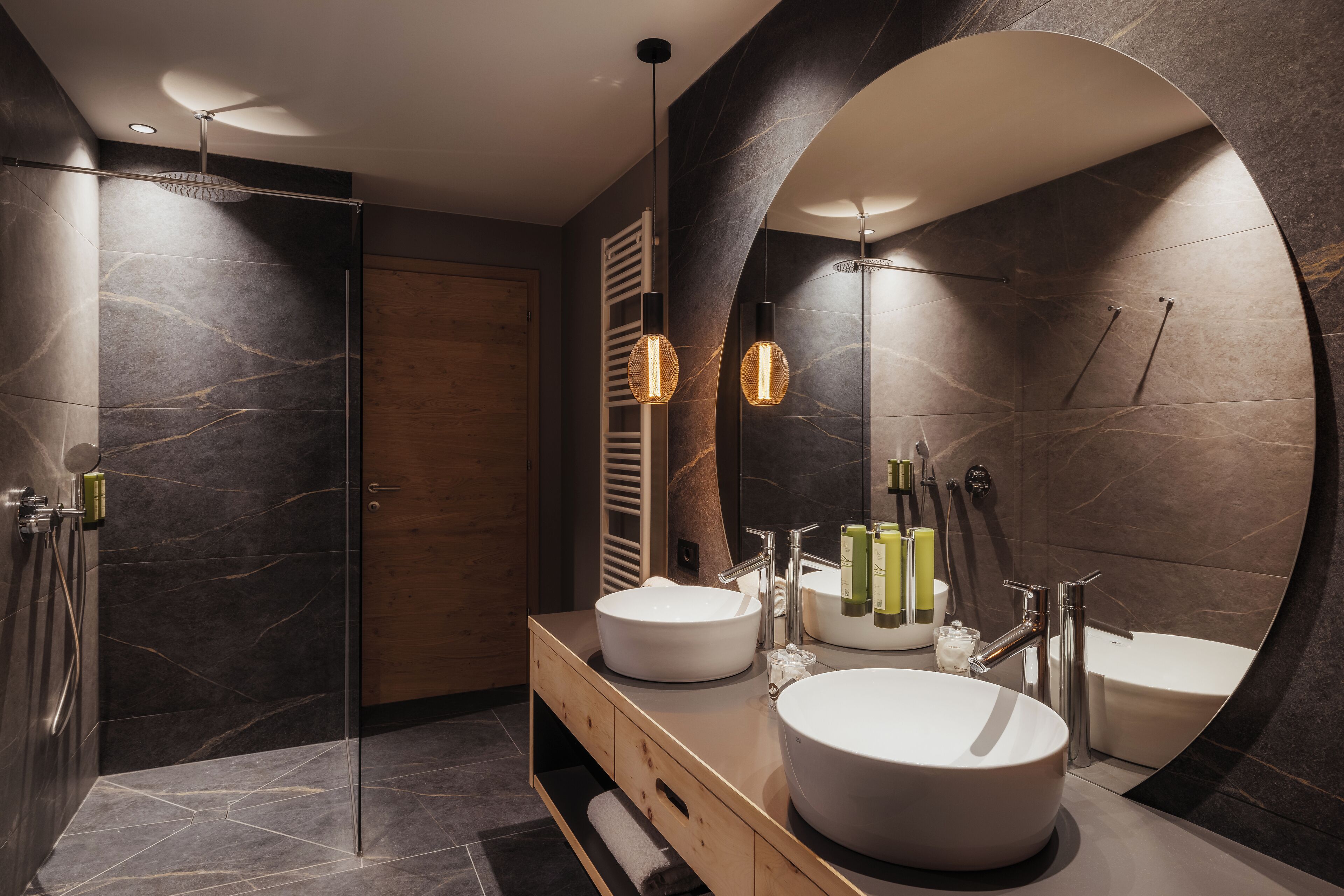 Suite Alpine | Bathroom | Shower, hair dryer, bathrobes, slippers