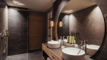 Suite Alpine | Badezimmer | Dusche, Haartrockner, Bademäntel, Hausschuhe
