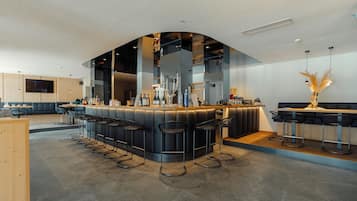 2 Bars/Lounges