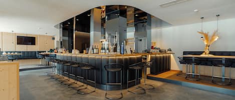 2 Bars/Lounges