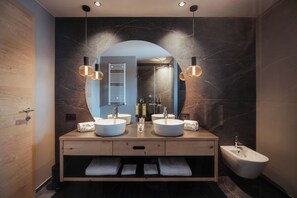 Junior-Zimmer | Badezimmer | Dusche, Haartrockner, Bademäntel, Hausschuhe