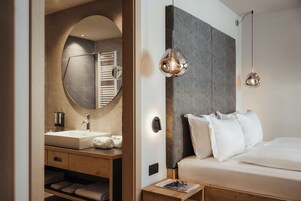 Habitación Confort | Baño | Ducha, secador de pelo, albornoces y zapatillas