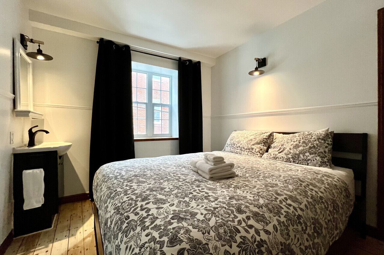 3 slaapkamers, een strijkplank/strijkijzer, reisbedje, gratis wifi