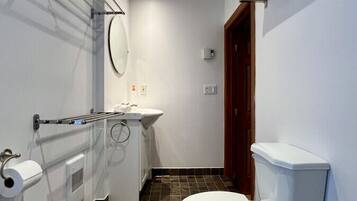 Een haardroger, handdoeken