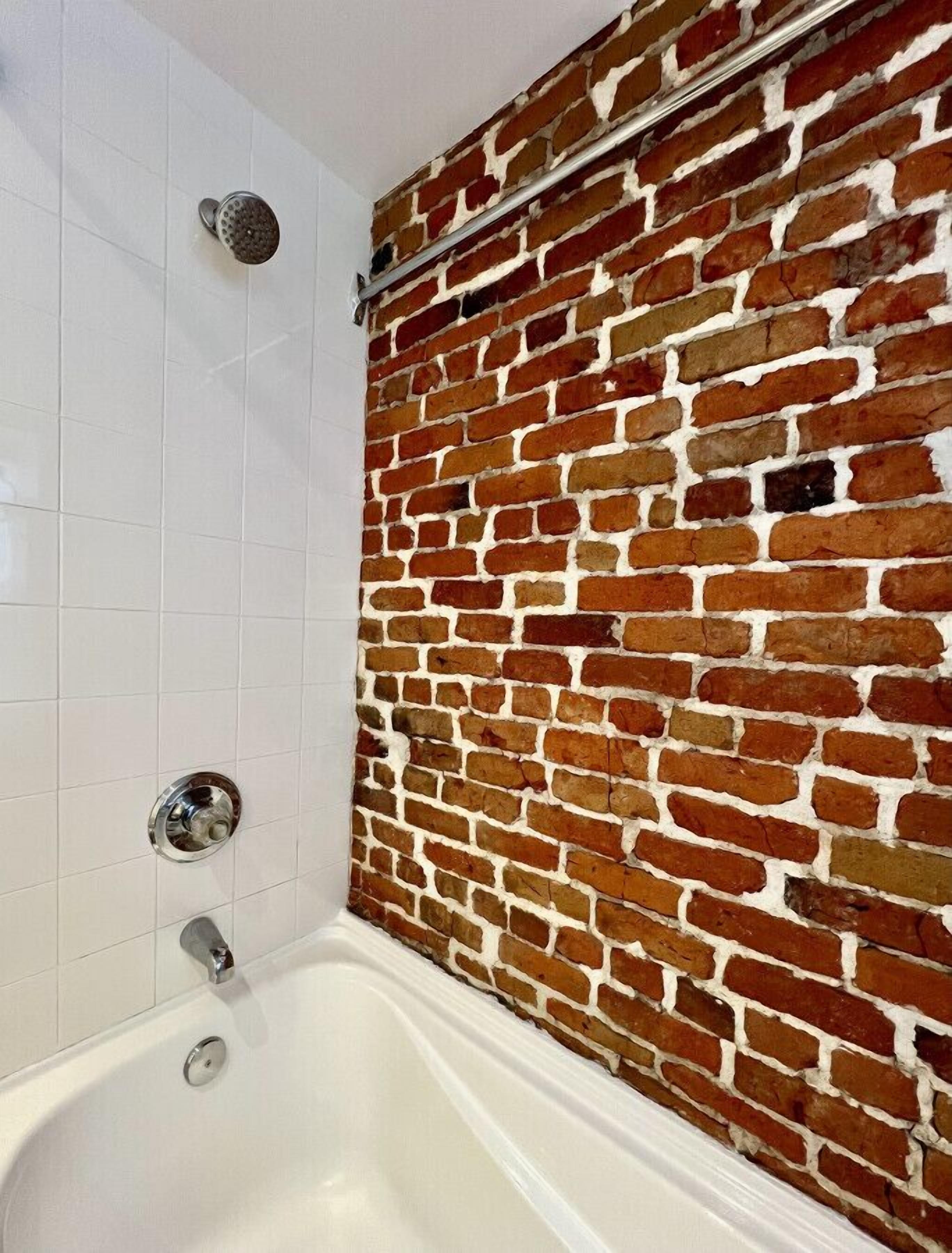 Een haardroger, handdoeken