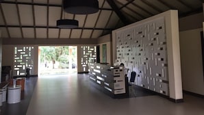 A spacious lobby with a high ceiling, a reception desk, and a decorative wall with geometric patterns. - Epe Resort and SPA (Epe)