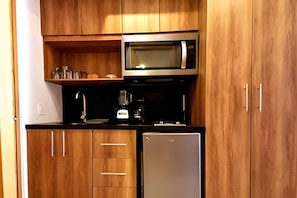 Mikrowelle, Wasserkocher mit Kaffee-/Teezubehör, Toaster
