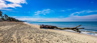 1BR • One block from the beach Pool and Jacuzzi