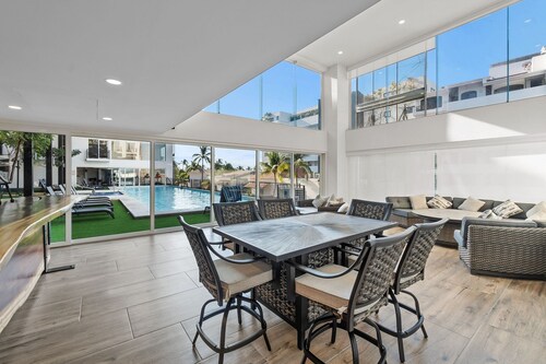 1BR • One block from the beach Pool and Jacuzzi