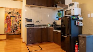 Een koelkast, een magnetron, een kookplaat