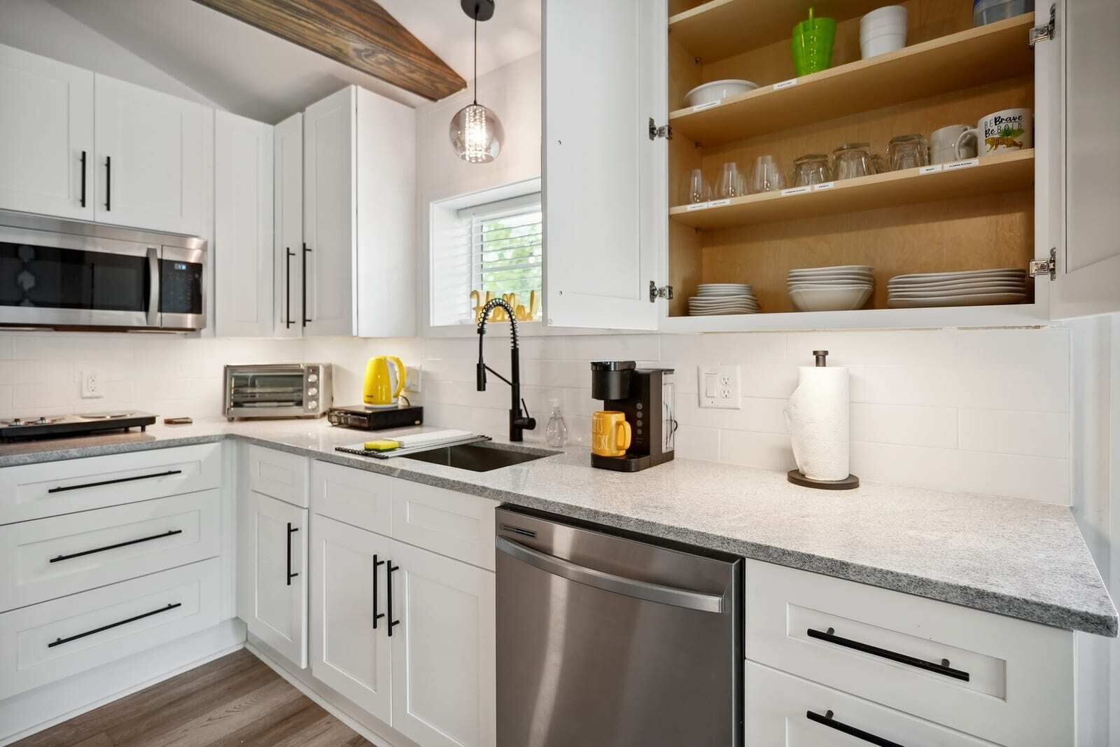 Kjøleskap, mikrobølgeovn, ovn og kokeplater