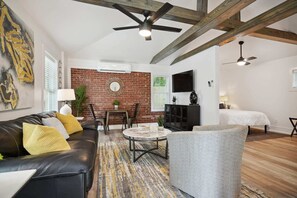 TV, offices - Designer Den | Chic Luxury in a Hip Area (Atlanta)