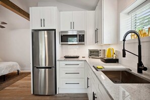 Réfrigérateur, four à micro-ondes, un four, surface de cuisson