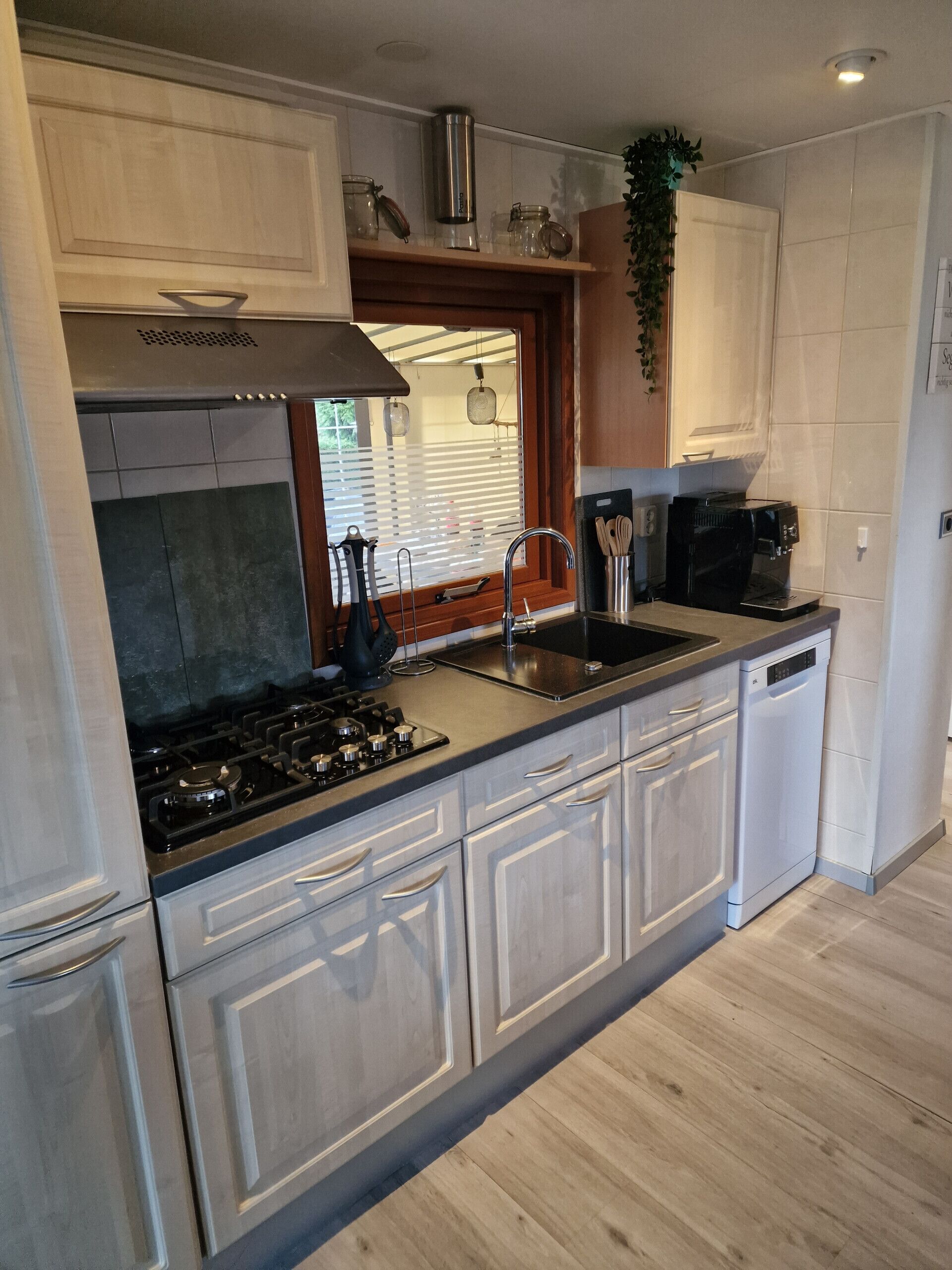 雪櫃、微波爐、焗爐、洗碗機