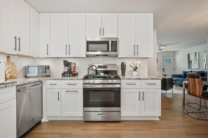 Refrigerador, microondas, horno y parrilla de estufa 