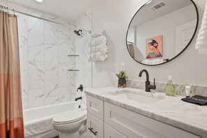 Suihku, hiustenkuivaaja, pyyhkeet