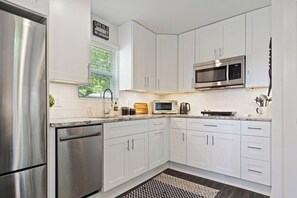 Een koelkast, een microgolfoven, een oven, een vaatwasser