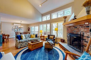 TV, peis, DVD-spiller og bøker