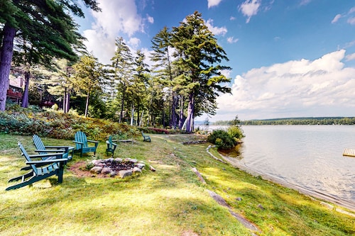 Lakefront condo with on-site pool, dock, swimming, firepit, & tennis