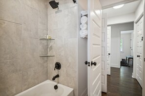 Dusche, Haartrockner, Handtücher
