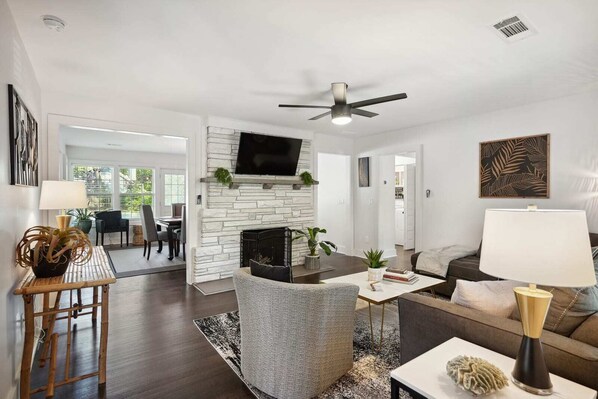 Televisión, chimenea y oficina 