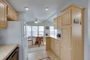 Fridge, microwave, oven, stovetop - Oak View Home - Close to Beaches & Trails! (Oak View)