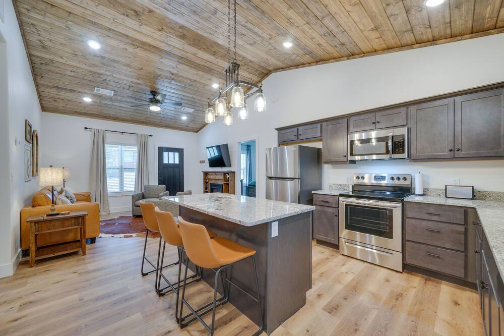 Pet-Friendly Broken Bow Cabin ~ 2 Mi to the Lake!