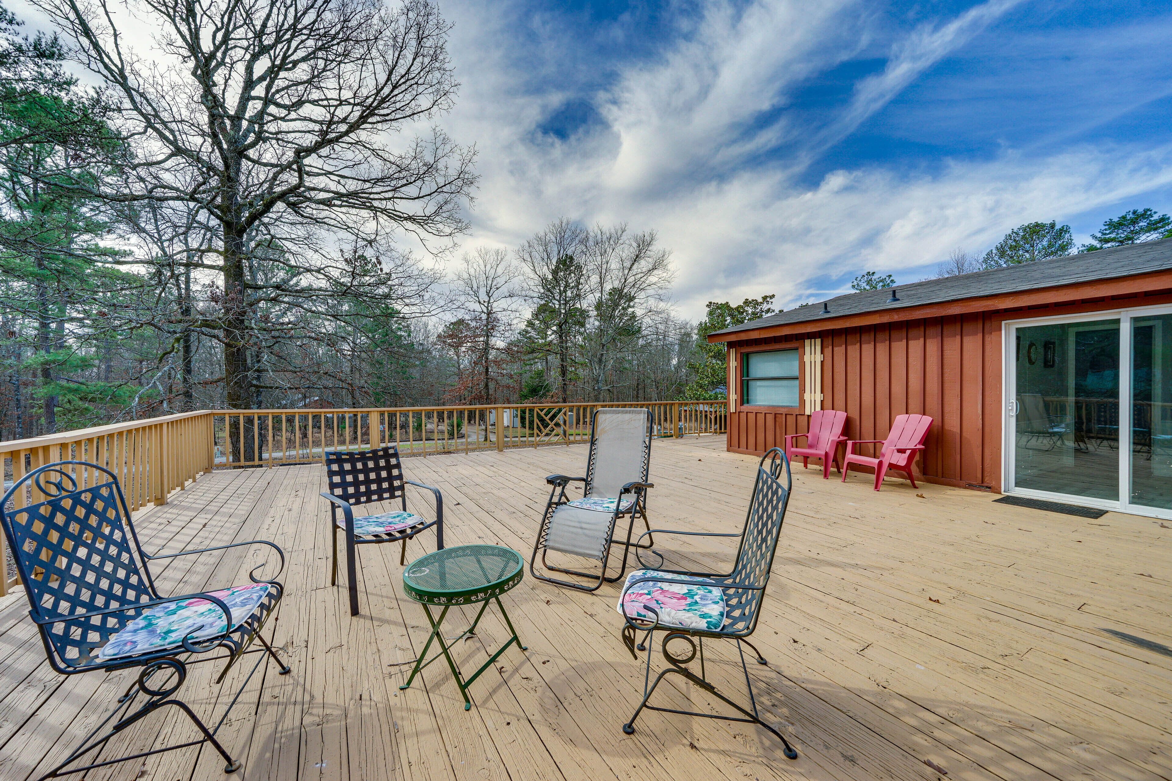 Broken Bow Cabin w\/ Private Deck & Fire Pit!