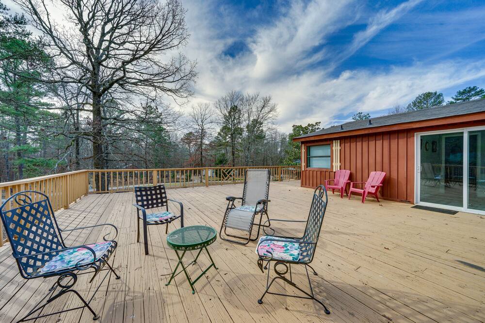 Broken Bow Cabin w\/ Private Deck & Fire Pit!