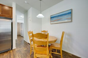 Dining - Oak View Home w/ Private Covered Patio! (Oak View)