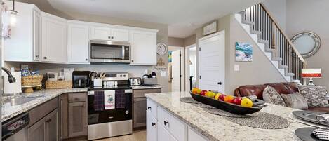 Refrigerador, microondas, horno y parrilla de estufa