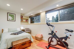 2 habitaciones, escritorio, acceso a internet y ropa de cama