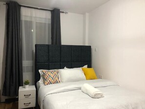 2 soverom, skrivebord, lydisolert og strykejern/-brett