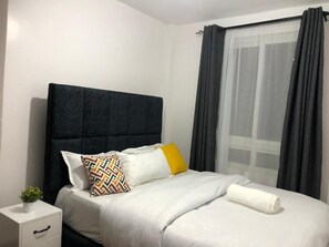 2 bedrooms, desk, soundproofing, iron/ironing board - Comfort Stay (Nakuru)