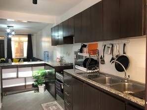 Kühlschrank, Ofen, Kochgeschirr/Geschirr/Besteck