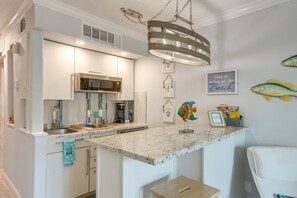 Refrigerador, microondas, placa de cocina, lavavajillas