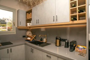 Een koelkast, een magnetron, een oven, een kookplaat