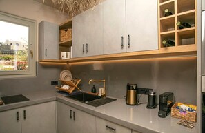 Een koelkast, een magnetron, een oven, een kookplaat