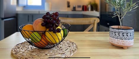 Refrigerador, horno, placa de cocina, cafetera/tetera