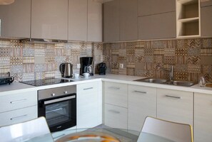 Réfrigérateur, four, plaque de cuisson, cafetiÚre/bouilloire