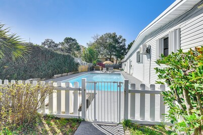 Fort Walton Home w/ Shared Pool - 2 Mi to Beach!
