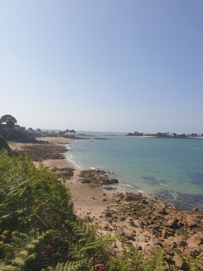 A coastal landscape with a beach, rocky shoreline, and clear blue water. - La Luce, Grande Maison Familiale en Centre-ville de Morlaix (Morlaix)