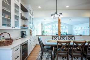 Dining - Private Luxury Getaway | Fire Pit | Near Weddings (Dripping Springs)