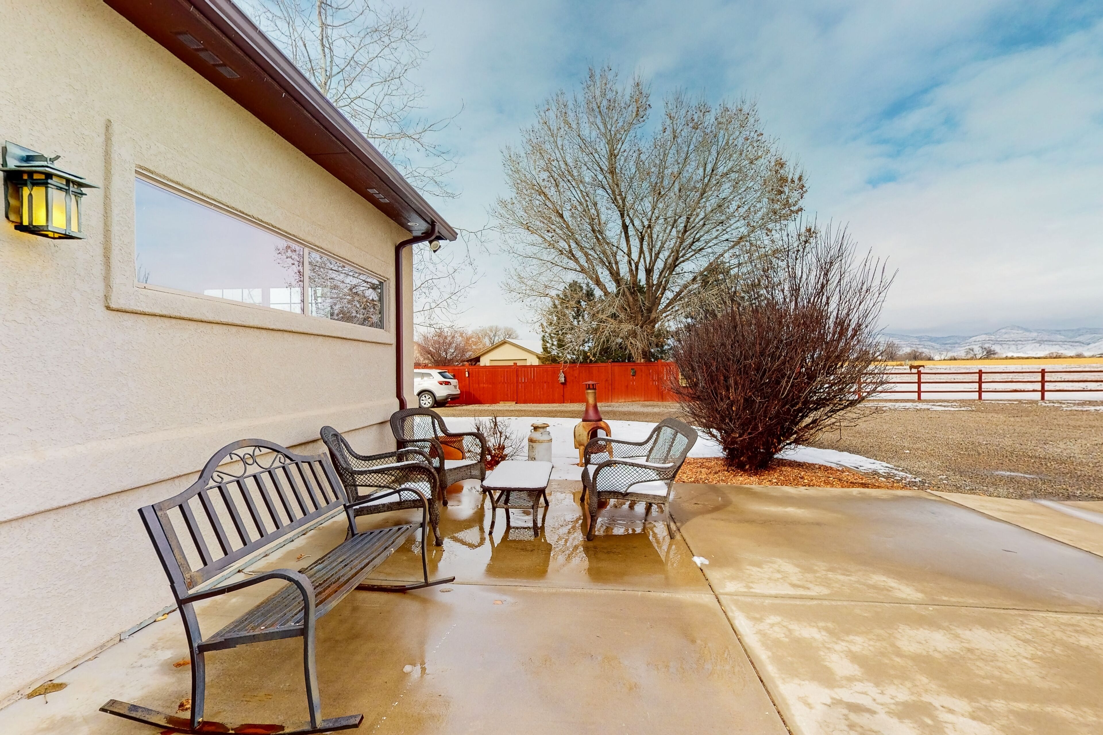 Lovely mountain-view studio with fireplace & sunlit patio - near golf & parks