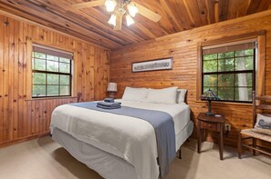 2 bedrooms, desk, iron/ironing board, free WiFi - Gorgeous Luxury Chalet. Huge See-Thru Stone Fireplace. Private, Hot Tub, Wi-Fi. (Campton)